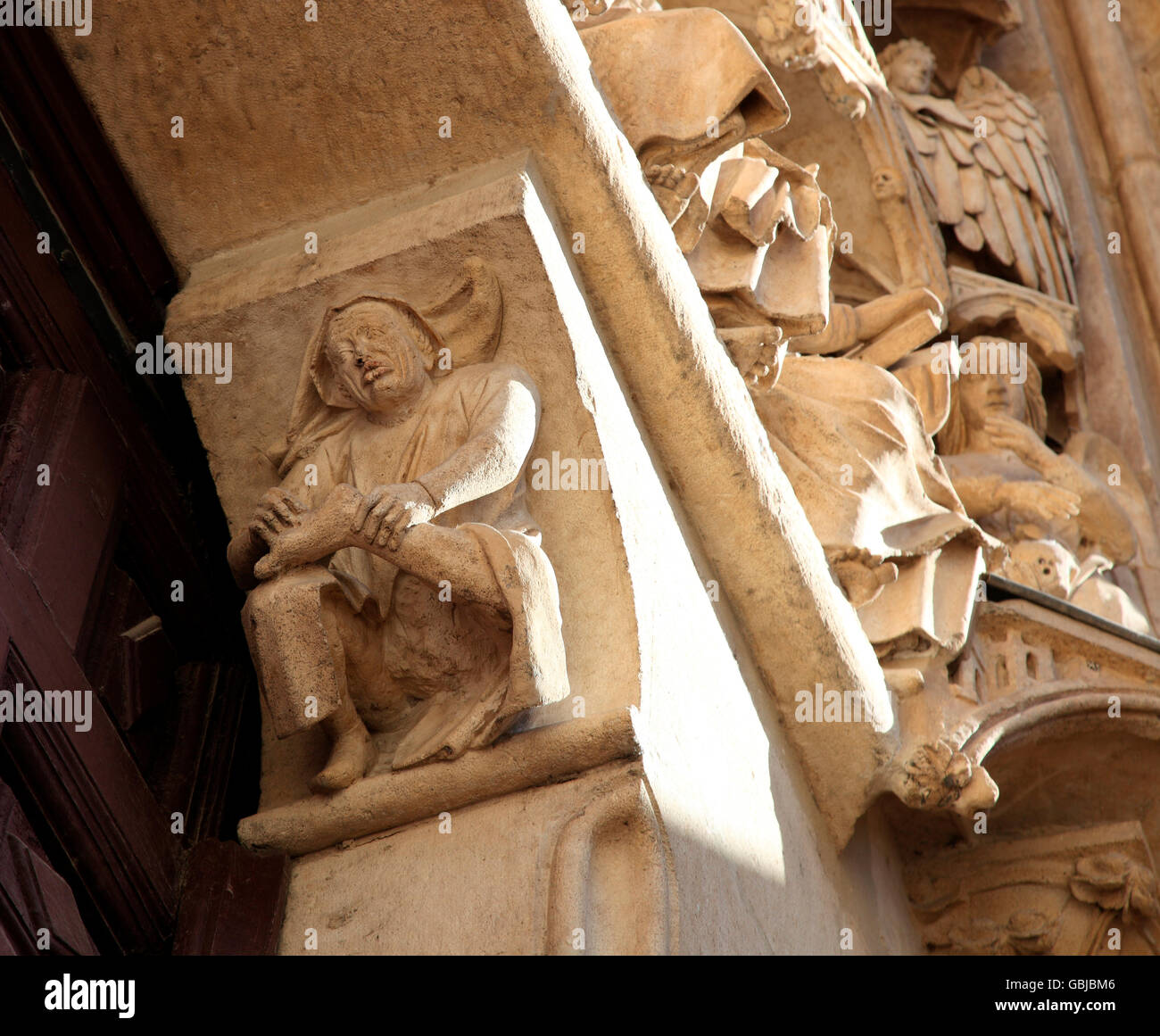 Gargoyle montrant le retrait d'un pèlerin épine de son pied, la cathédrale de Burgos Banque D'Images