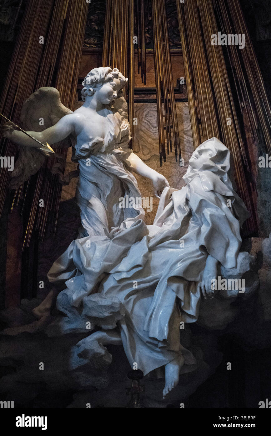 Rome. L'Italie. Sculpture du Bernin de l'Extase de Sainte Thérèse (1647-1652), dans la chapelle Cornaro, Santa Maria della Vittoria. Banque D'Images