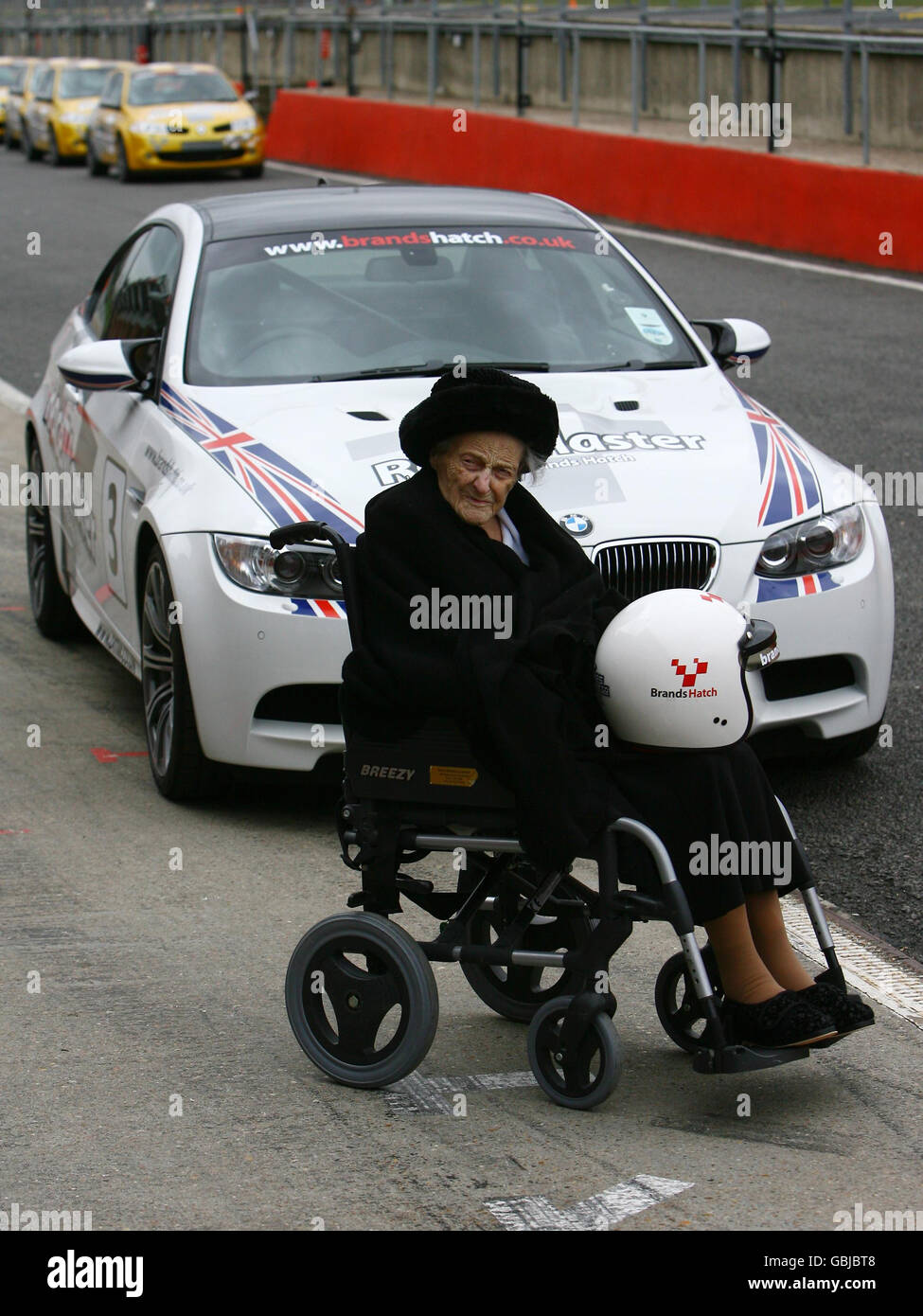 Dulcibella King-Hall, 106 ans, se prépare pour un tour au circuit de course de Brands Hatch à Kent, comme cadeau d'anniversaire pour célébrer son 107e anniversaire samedi, devenant la plus ancienne personne à terminer un tour. Banque D'Images