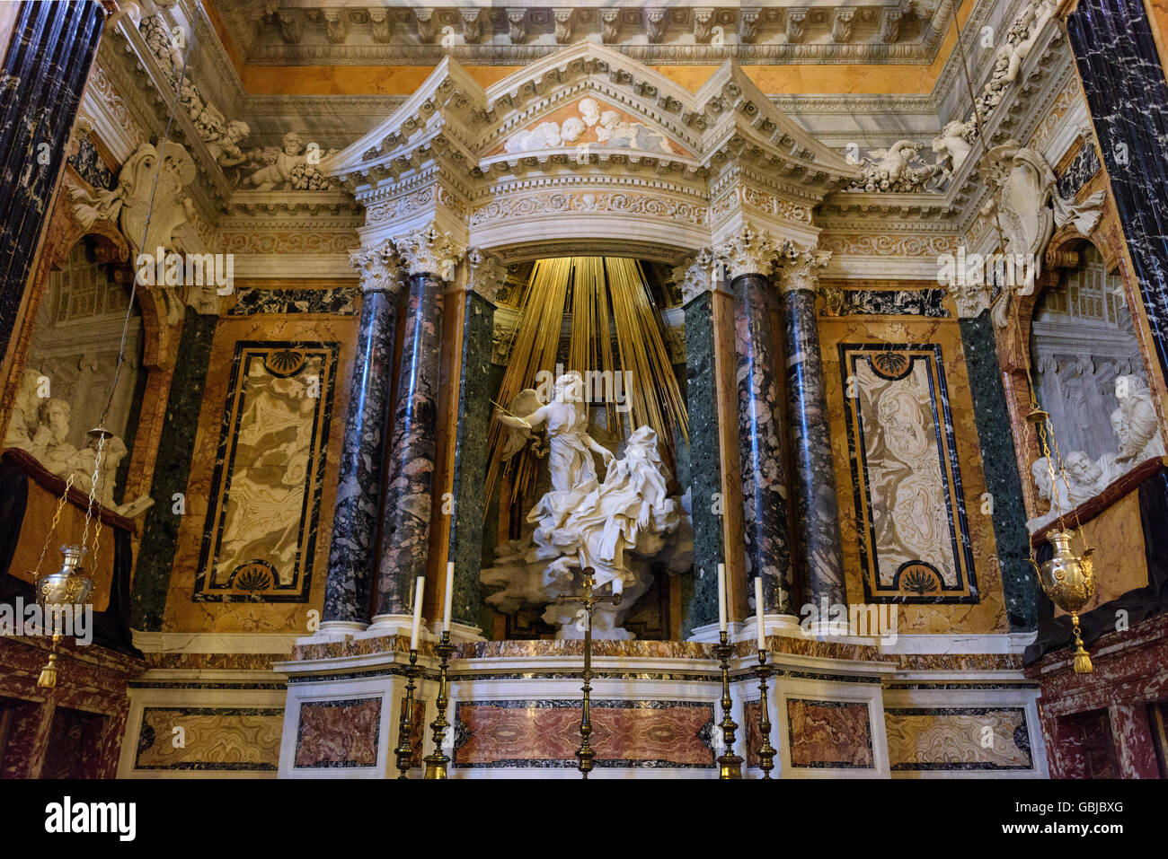 Rome. L'Italie. Sculpture du Bernin de l'Extase de Sainte Thérèse (1647-1652), dans la chapelle Cornaro, Santa Maria della Vittoria. Banque D'Images