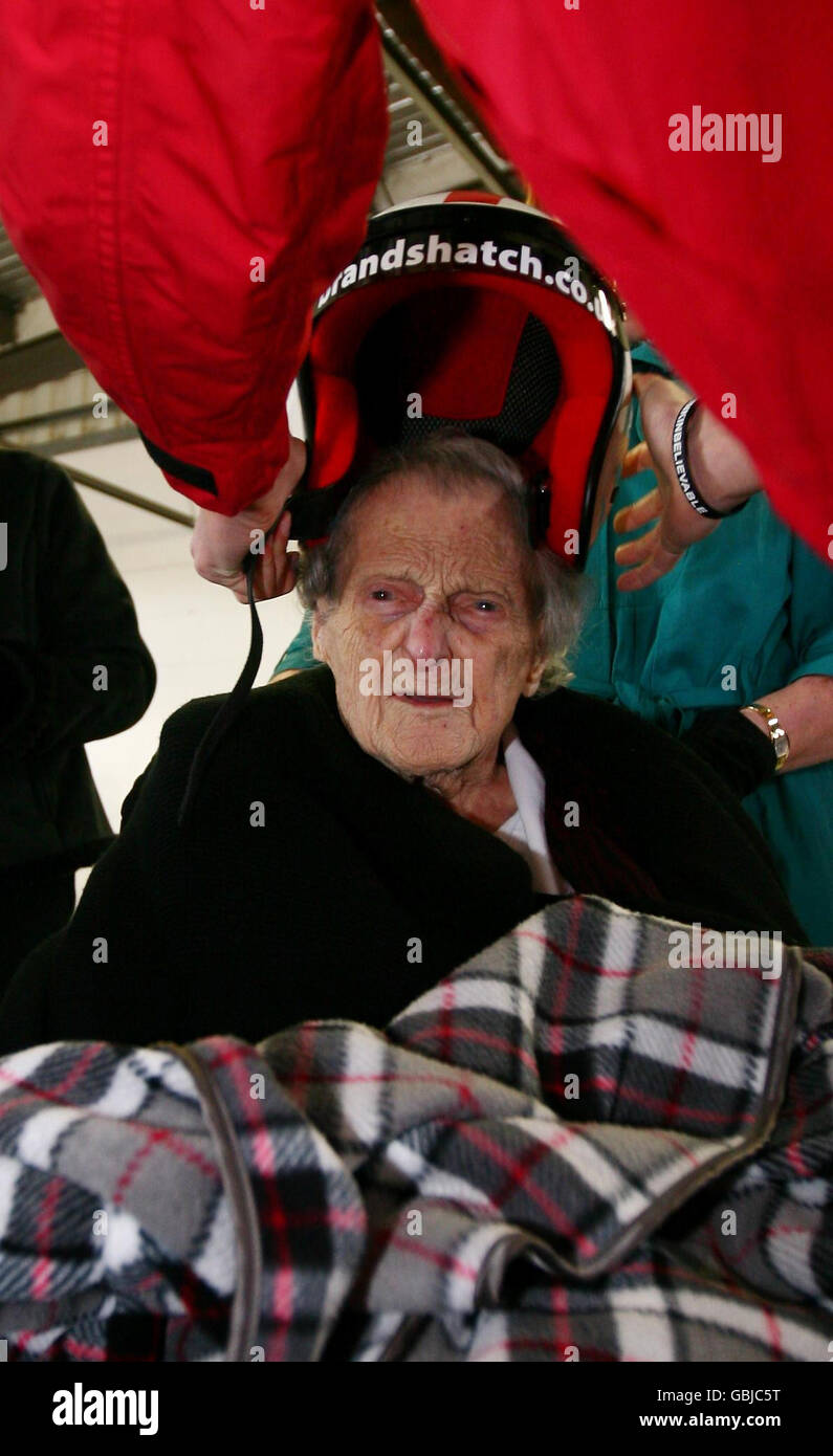Dulcibella King-Hall, 106 ans, essaie son casque d'accident alors qu'elle se prépare pour ses tours du circuit de course de Brands Hatch dans le Kent, comme cadeau d'anniversaire pour célébrer son 107e anniversaire samedi, devenant la personne la plus âgée pour terminer un tour. Banque D'Images