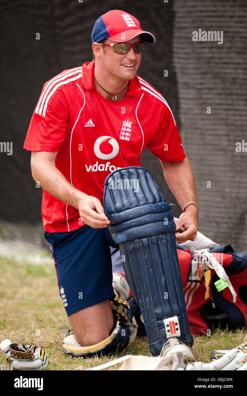 Le capitaine d'Angleterre Andrew Strauss ajuste ses électrodes lors d'une session de filets à l'ovale de Kensington, à la Barbade. Banque D'Images