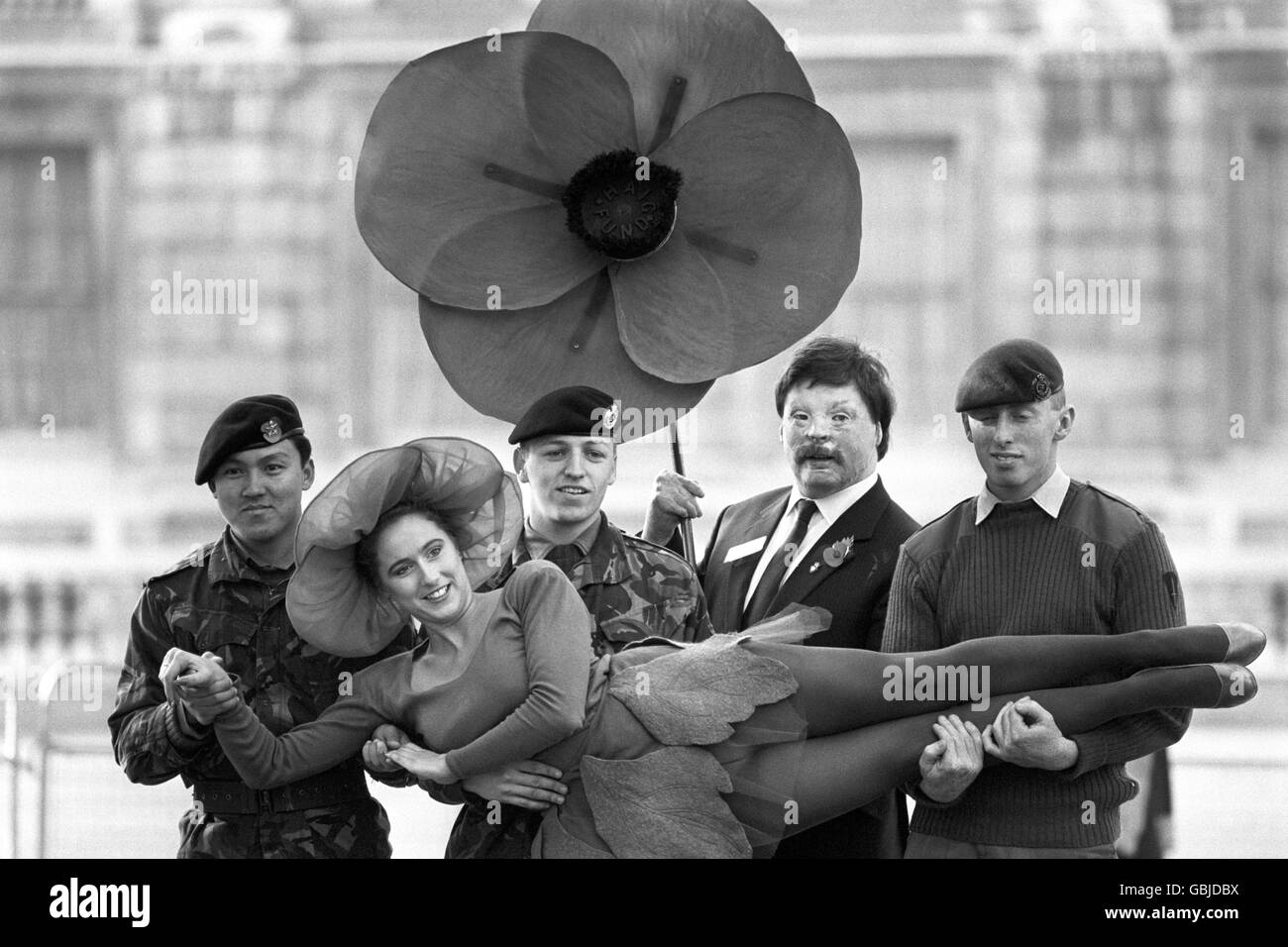 Mlle Poppy, Sophie Pyecroft est balayée de ses pieds par le Sapper Mirenda Mall du Queen's Gurkhas, l'ingénieur royal Sapper Spencer BIRT, le héros des Malouines Simon Weston et le Sapper Graham Skelhorn du 59 Commando Squadron à Londres, lorsqu'ils ont lancé l'appel du coquelicot. Banque D'Images