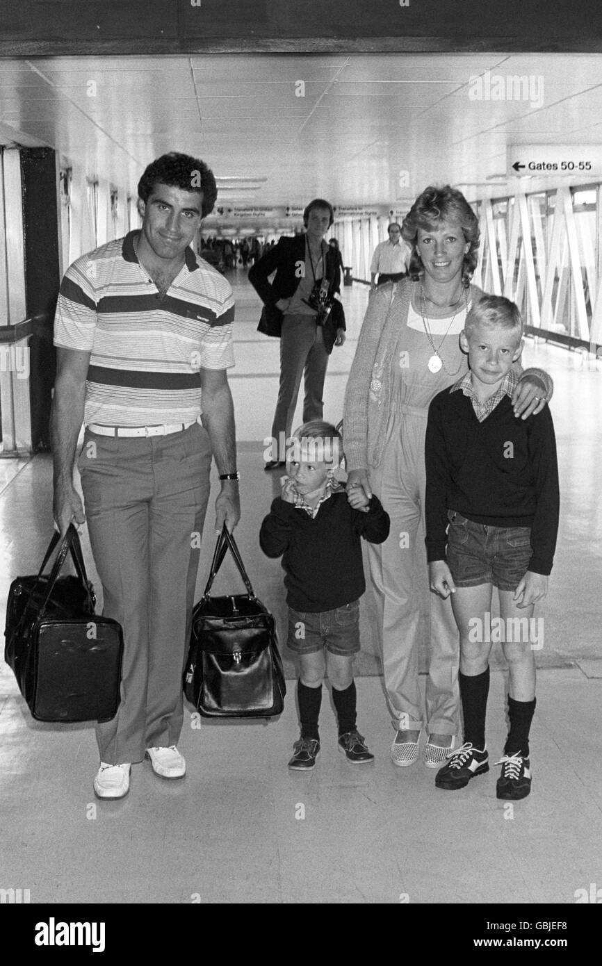 Peter Shilton, gardien de but de la coupe du monde d'Angleterre, sa femme Sue avec ses fils Sam, four, et Mike, neuf à l'aéroport d'Heathrow, partant pour aller en Floride en vacances. Banque D'Images