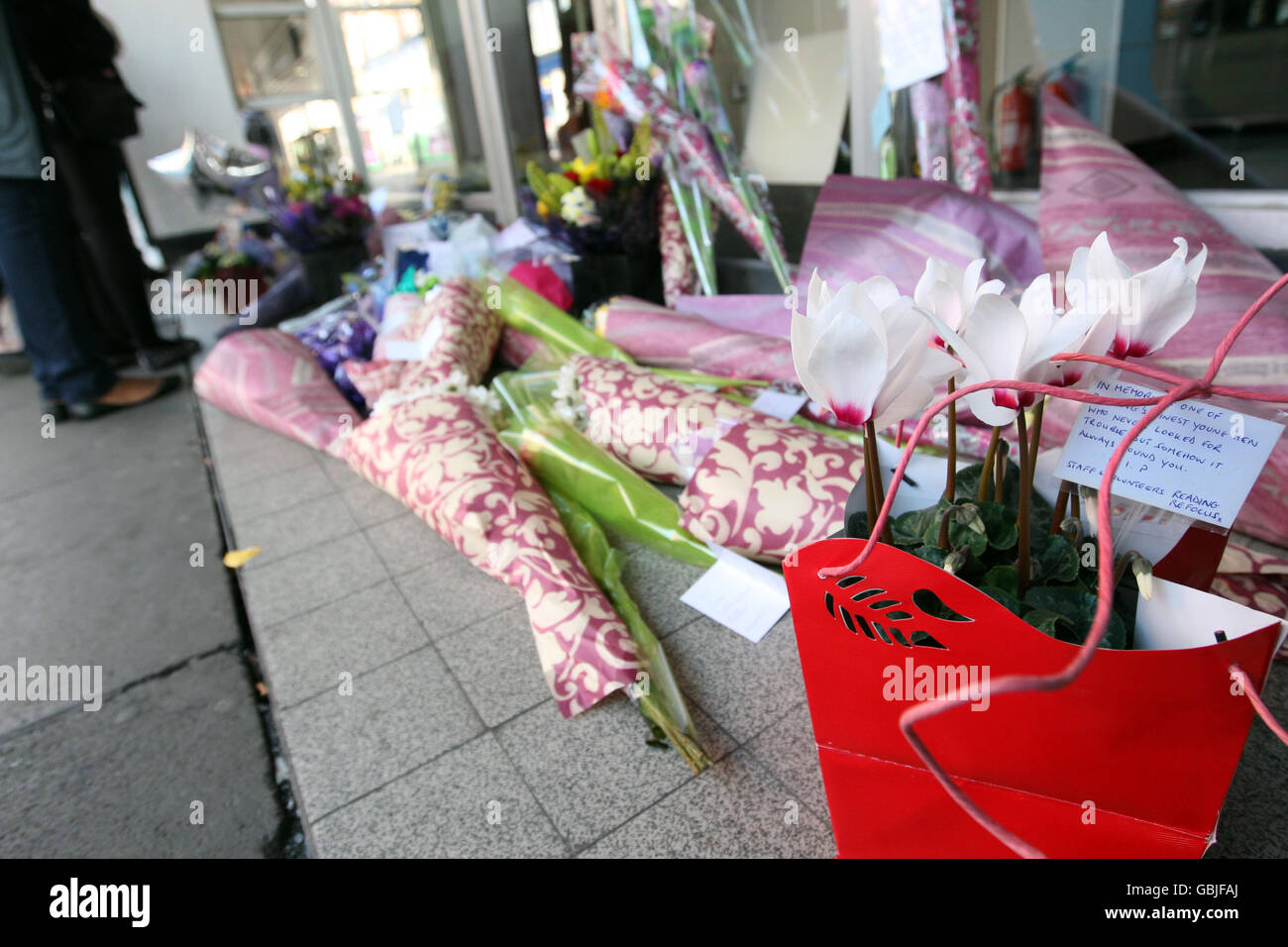 Les fleurs sont posées par l'entrée d'Oxford Road du Broad Street Mall à Reading, dans le Berkshire, où Juan-Claude McKenly, 18 ans, a été poignardé à mort dans ce que les officiers ont décrit comme une « altercation ». Banque D'Images