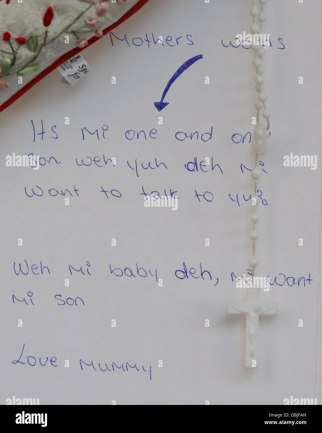 Un hommage rendu par l'entrée d'Oxford Road du Broad Street Mall à Reading, Berkshire, où Juan-Claude McKenly, 18 ans, a été poignardé à mort dans ce que les officiers ont décrit comme une « altercation ». Banque D'Images