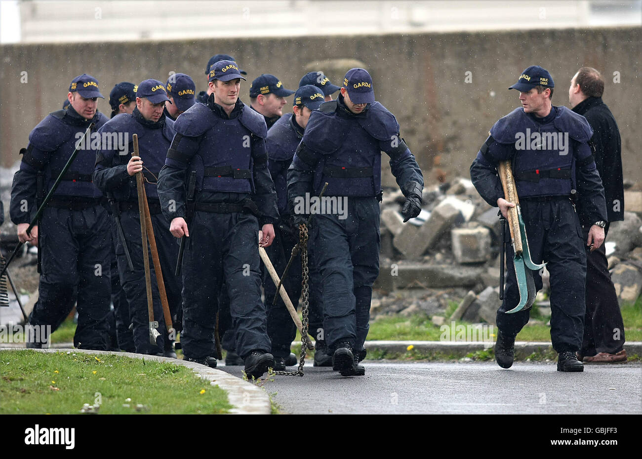 Gardai après avoir saisi des outils lors de la recherche sur le site d'arrêt des voyageurs d'Oldcastle à Clondalkin, Dublin, après que la violence a éclaté plus tôt cet après-midi. Banque D'Images