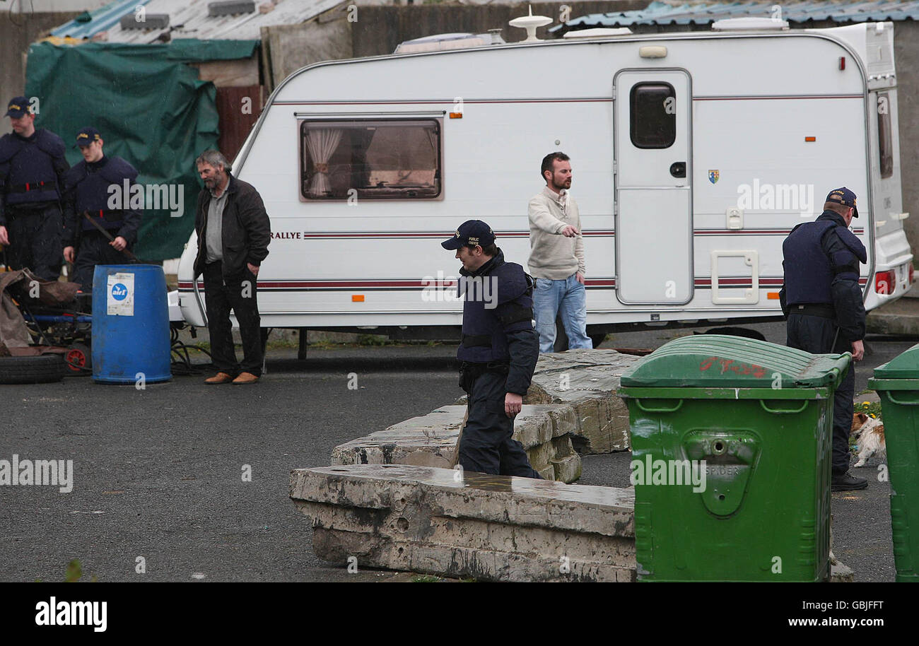 Gardai après avoir saisi des outils lors de la recherche sur le site d'arrêt des voyageurs d'Oldcastle à Clondalkin, Dublin, après que la violence a éclaté plus tôt cet après-midi. Banque D'Images