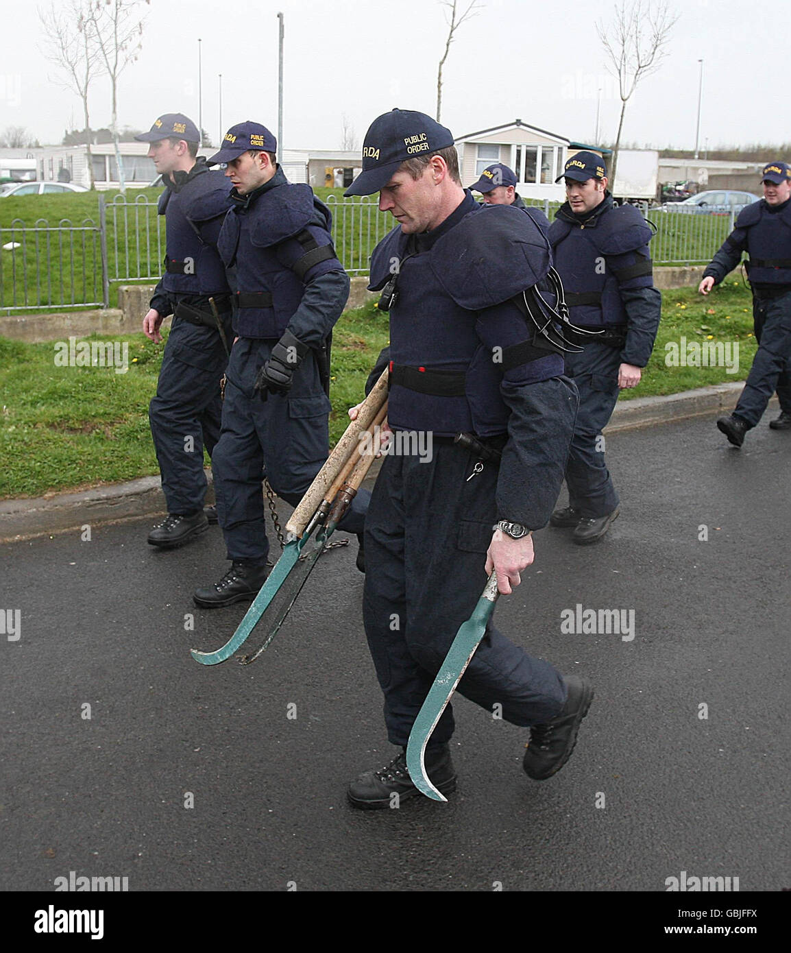 Gardai après avoir saisi des outils lors de la recherche sur le site d'arrêt des voyageurs d'Oldcastle à Clondalkin, Dublin, après que la violence a éclaté plus tôt cet après-midi. Banque D'Images