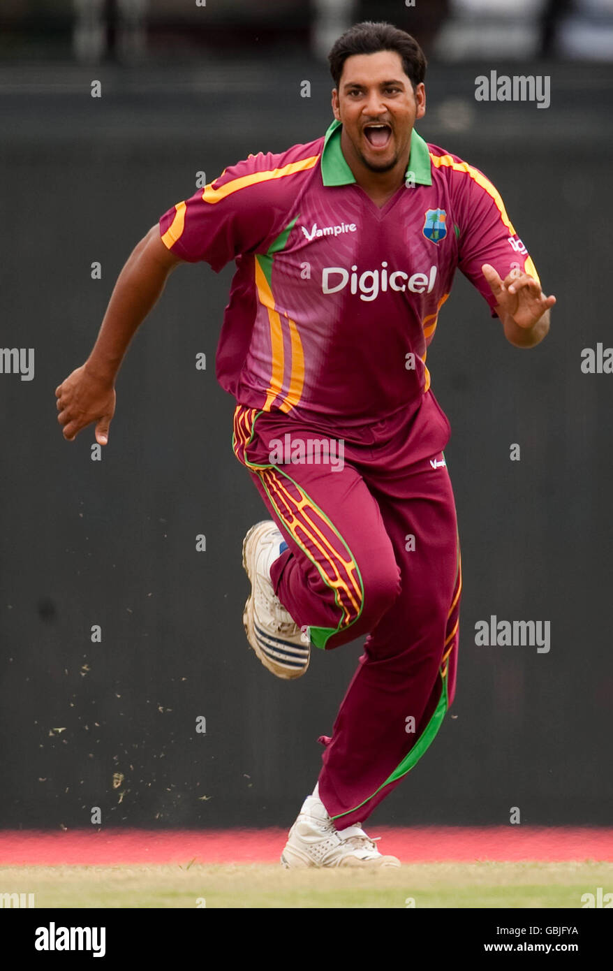 Ravi Rampaul des Indes occidentales célèbre le rejet d'Andrew Strauss en Angleterre lors de l'internationale One Day au stade Beauséjour, à gros Islet, à Sainte-Lucie. Banque D'Images