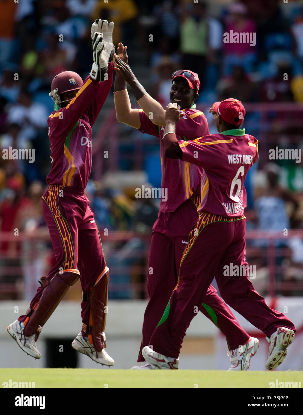 Darren Sammy des Indes occidentales célèbre l'arrivée de Kevin Pietersen en Angleterre lors de l'internationale One Day au stade Beauséjour, gros Islet, Sainte-Lucie. Banque D'Images