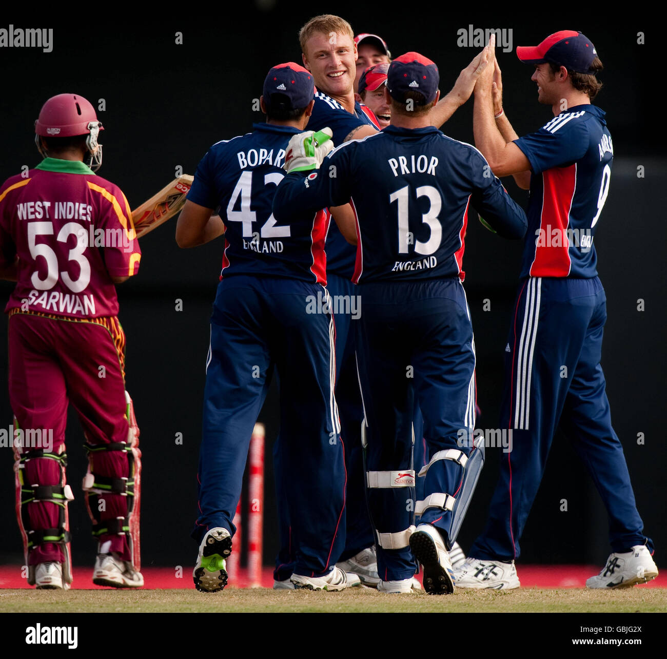 Andrew Flintof, de l'Angleterre, célèbre le rejet de Ramnaresh Sarwan des Indes occidentales lors de l'internationale One Day au stade Beauséjour, à gros Islet, à Sainte-Lucie. Banque D'Images