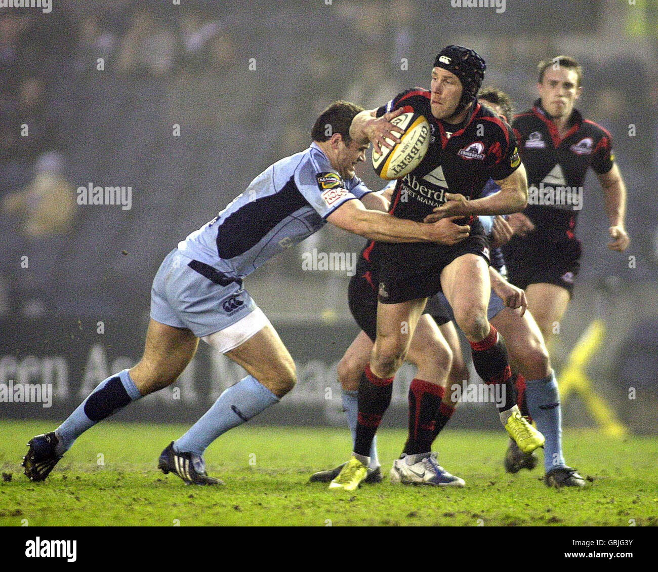 Rugby Union - The Magners League - Edinburgh / Cardiff Blues - Murrayfield.Simon Webster d'Édimbourg (à droite) affronté par Jamie Roberts de Cardiff Blues (à gauche) lors du match de la Magners League à Murrayfield, Édimbourg. Banque D'Images