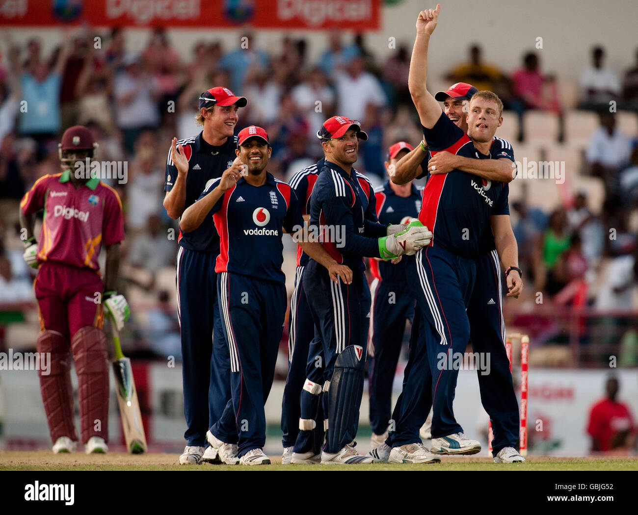 Andrew Flintof, de l'Angleterre, célèbre le rejet de Sulieman Benn des Indes occidentales lors de l'internationale One Day au stade Beauséjour, gros Islet, Sainte-Lucie. Banque D'Images