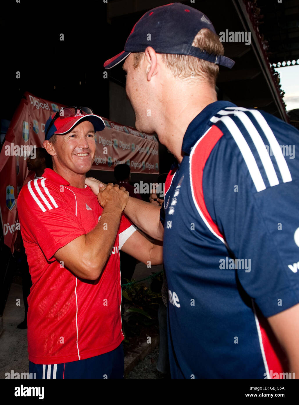 Andrew Flintop (à droite), en Angleterre, célèbre la victoire de l'international One Day 5e avec l'entraîneur Andy Flower au stade Beauséjour, gros Islet, Sainte-Lucie. Banque D'Images