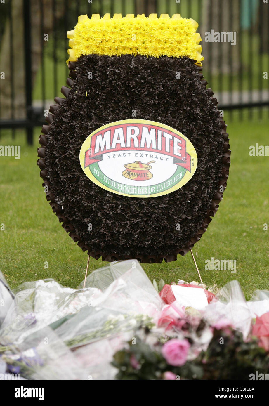 Un arrangement floral représentant un pot de Marmite est placé à  l'extérieur des directeurs funéraires de FA Albin & Sons pendant le cortège  funéraire de Jade Goody à travers Bermondsey dans le