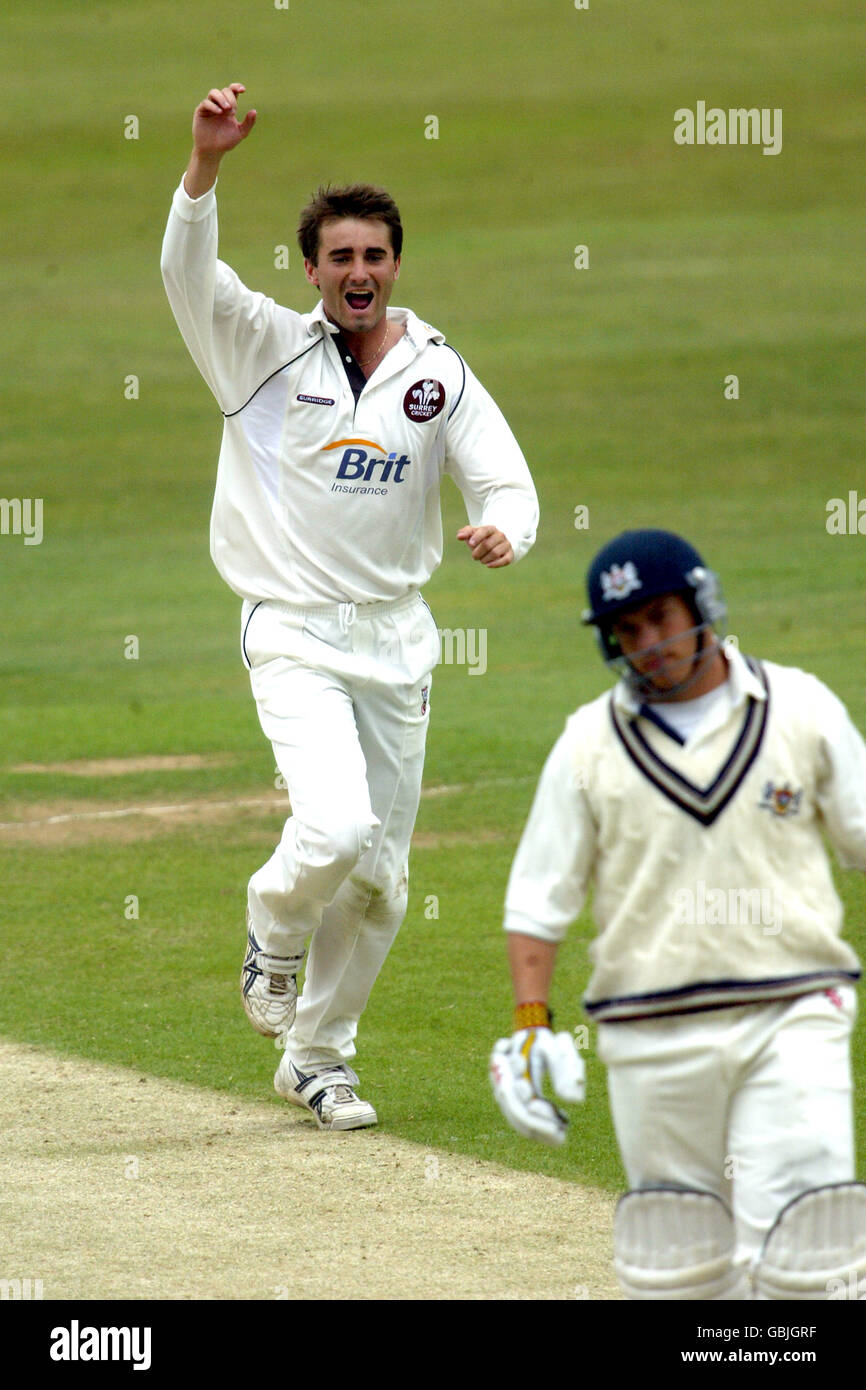 Tim Murtagh, de Surrey, célèbre le cricket de Stephen, de Gloucestershire Adshead Banque D'Images
