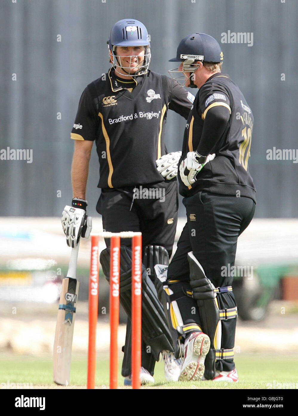 Michael Vaughan du Yorkshire (à gauche) et Anthony McGrath lors d'un ami à Old Trafford, Manchester. Banque D'Images