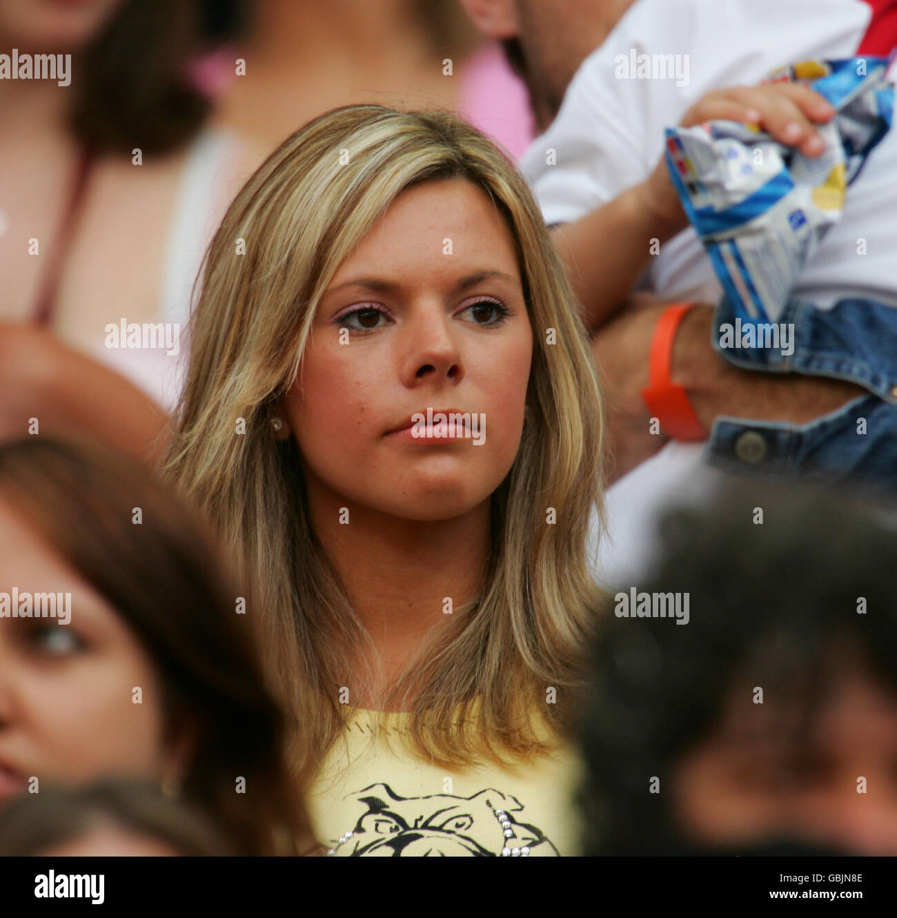 Football - UEFA European Championship 2004 - quart de finale - Portugal / Angleterre. Toni Poole, petite amie de John Terry, regarde le match Banque D'Images