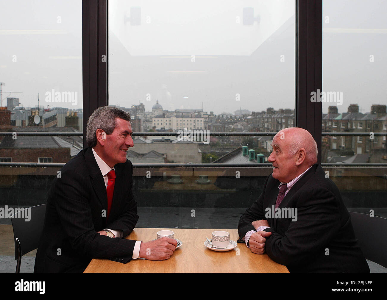 Padraig McManus, directeur général d'ESB (à gauche), et Lochlainn Quinn, président, ont une tasse de thé lors d'une conférence de presse au siège de l'ESB sur Fitzwilliam Square, à Dublin. Banque D'Images