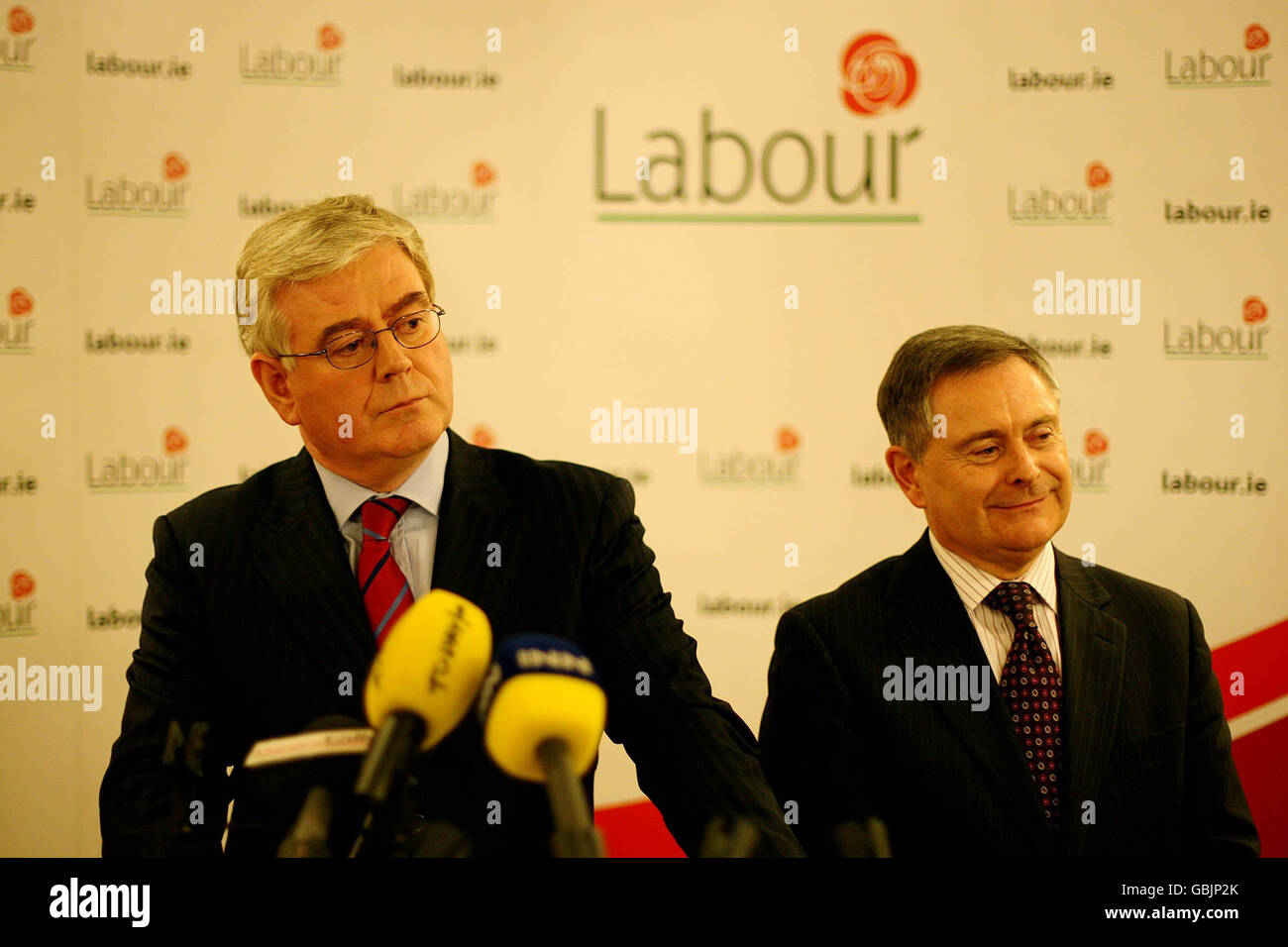 Eamon Gilmore, le leader travailliste, est parti, avec Brendan Howlin lors du lancement de « plus jamais,- le plan du Labour pour l'amélioration des normes dans les affaires et la vie publique » à l'hôtel Buswells de Dublin. Banque D'Images