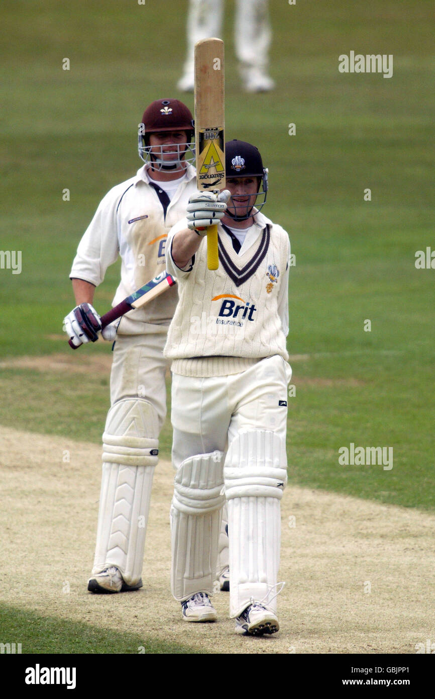 Ali Brown, de Surrey, célèbre son siècle contre Gloucestershire Banque D'Images