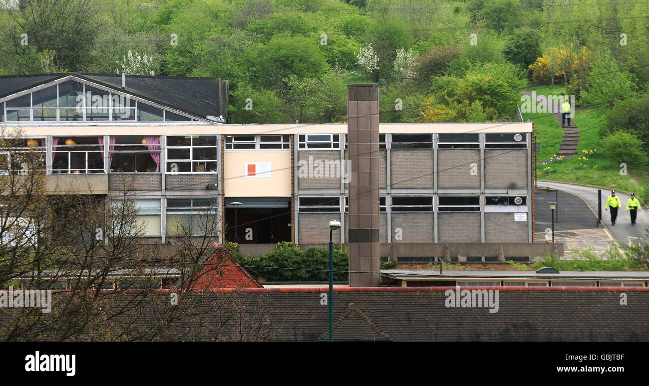 Des policiers sur place ont été arrêtés à la suite d'un raid à l'école indépendante Iona de Sneinton, à Nottingham, après que plus de 100 manifestants aient été arrêtés à l'école pour avoir soi-disant prévu une manifestation dans une centrale électrique au charbon. Banque D'Images