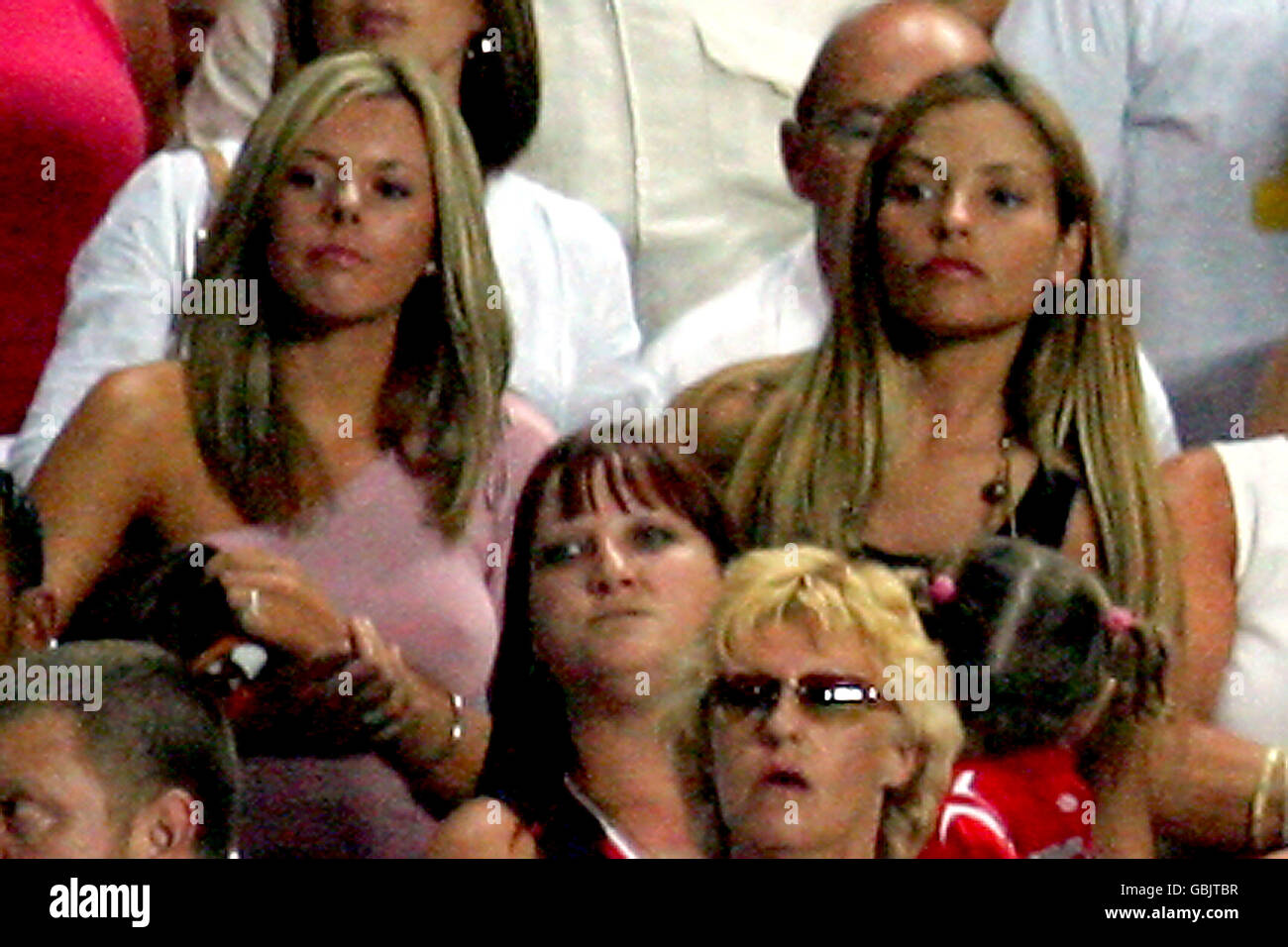 Football - Championnat d'Europe de l'UEFA 2004 - Groupe B - Croatie / Angleterre.La petite amie espagnole de Frank Lampard, Elen rives (r) et Toni Poole, partenaire de John Terry (l) Banque D'Images