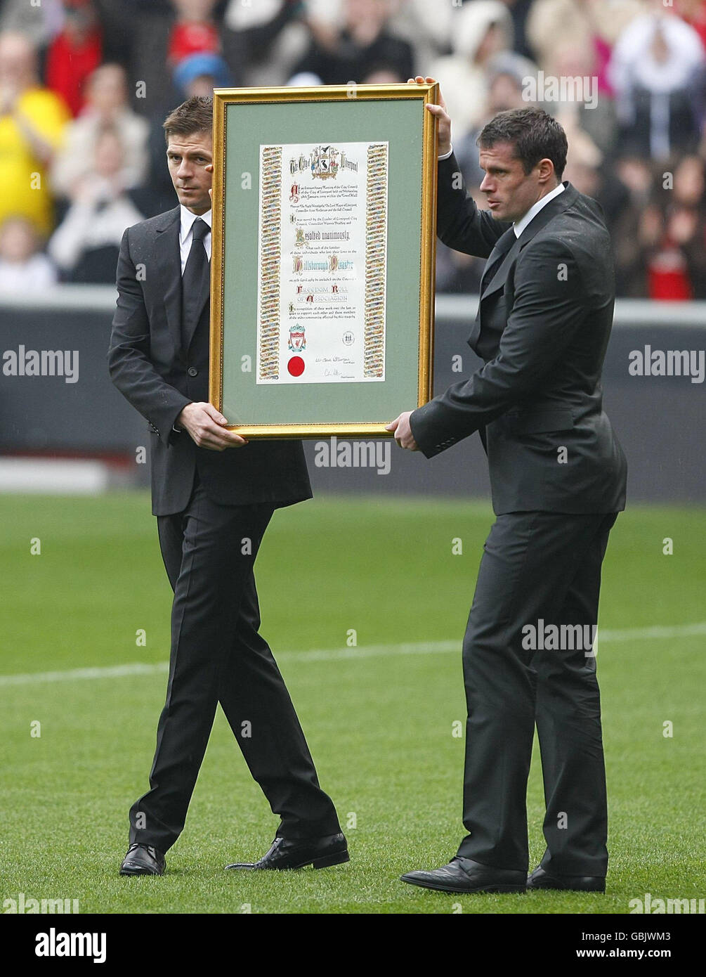 Le capitaine de Liverpool Steven Gerrard (à gauche) et la défenseuse Jamie Carragher détiennent le Freedom Roll of Association, Qui reconnaît à chacune des familles de ces personnes qui ont perdu la vie dans la catastrophe de Hillsborough le 15 avril 1989, au service commémoratif officiel du stade Anfield de Liverpool, à l'occasion du 20e anniversaire de la catastrophe de Hillsborough, au cours de laquelle 96 fans de football sont morts. Banque D'Images