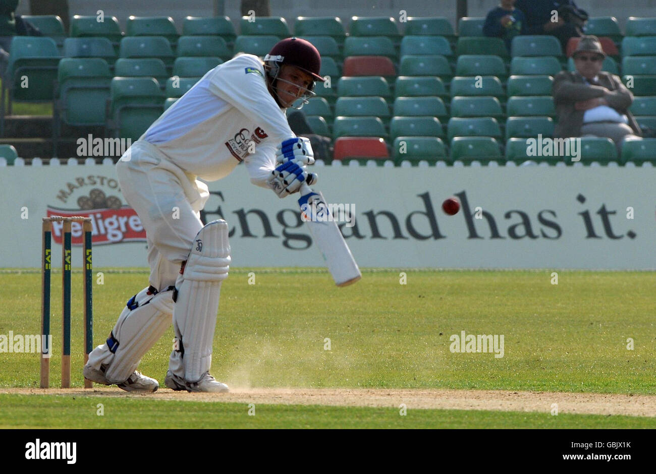 David Willey, de Northamptonshire, atteint 50 ans lors du match de la County Championship Division One à Grace Road, Leicester. Banque D'Images