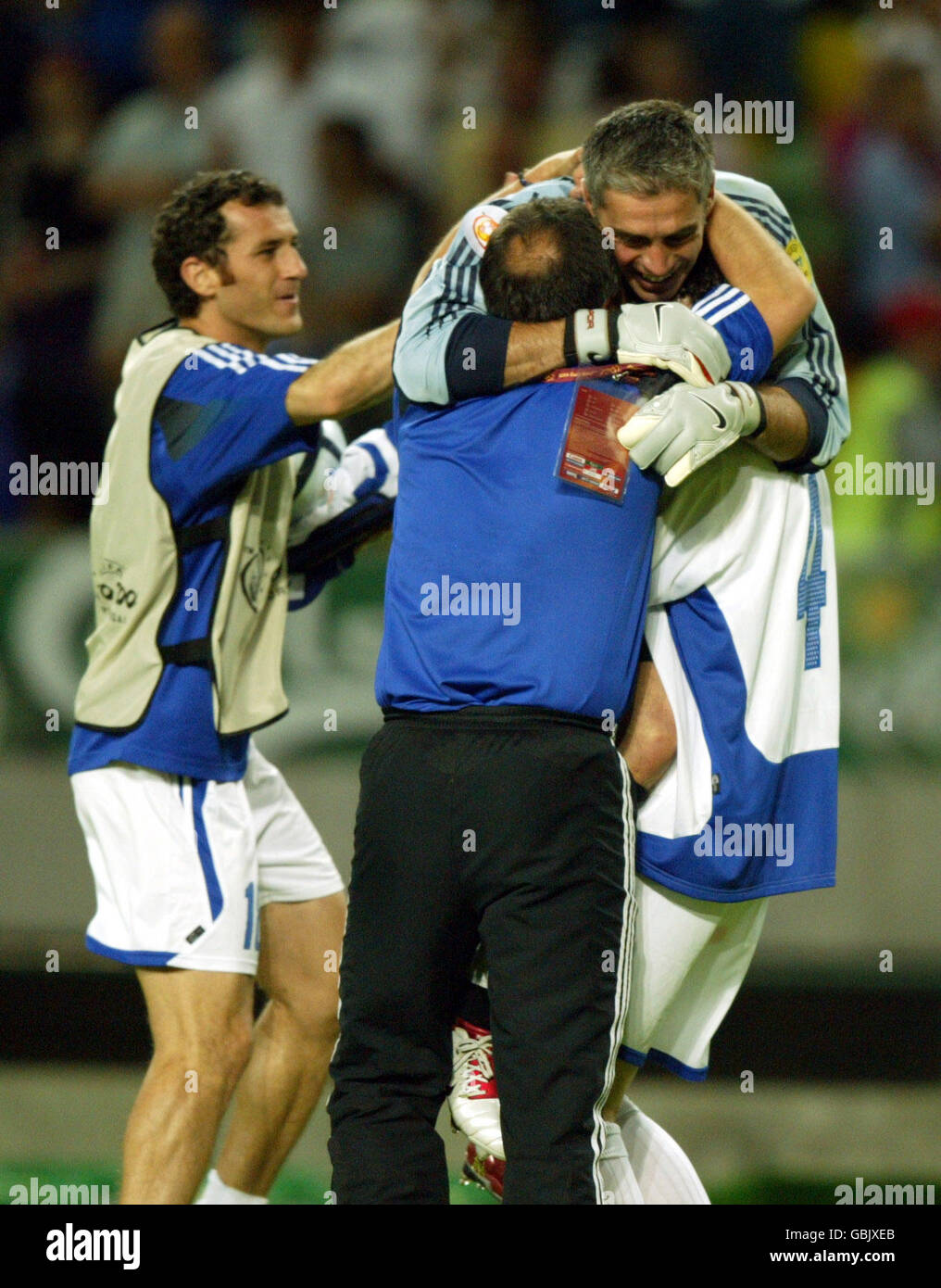 Football - UEFA European Championship 2004 - Quarter finals - France / Grèce.Antonios Nikopolidis de Grèce célèbre avec ses coéquipiers Banque D'Images