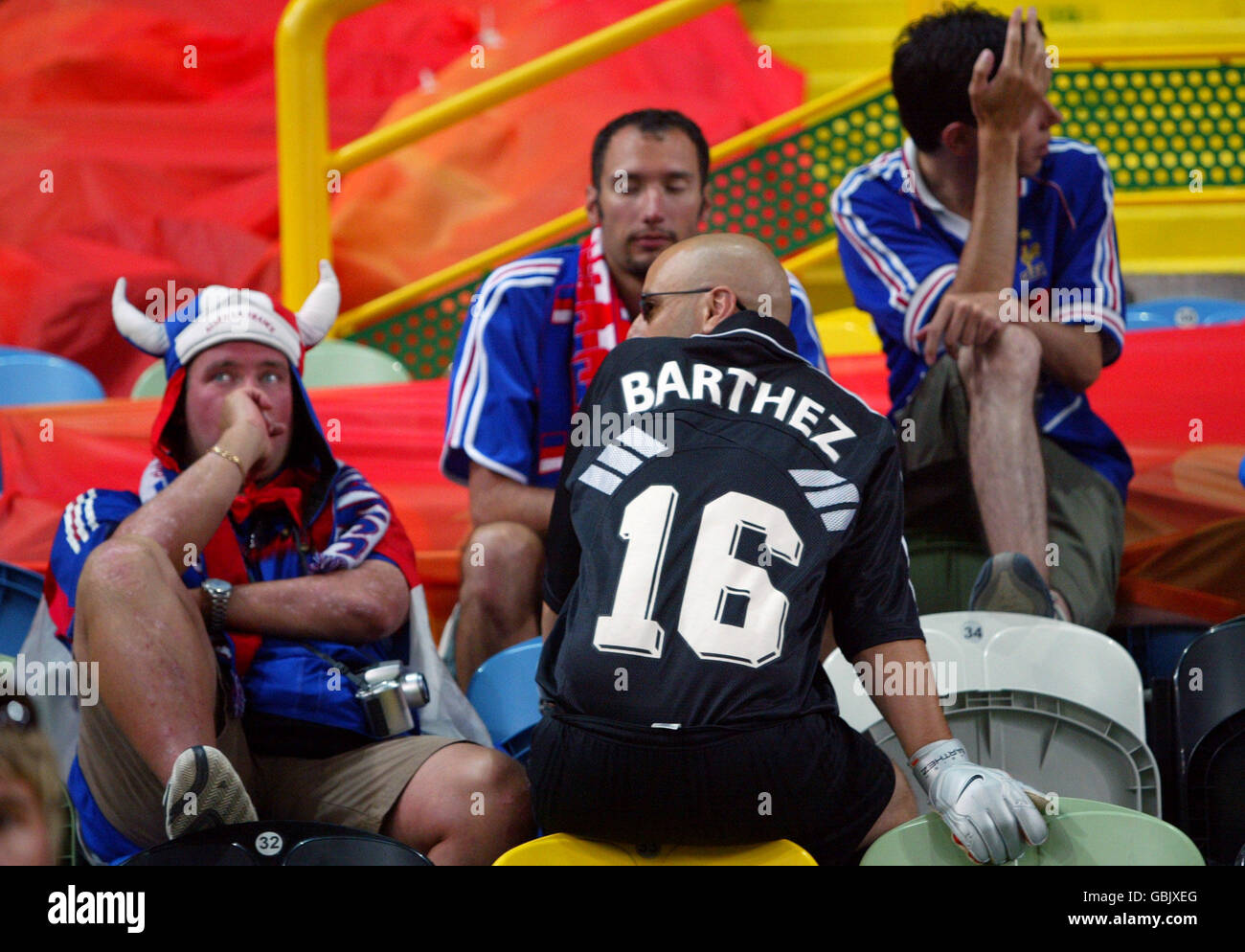 Football - UEFA European Championship 2004 - Quarter finals - France / Grèce.Un Fabian Barthez ressemble à une foule de fans français découragés après que la France ait été éliminée de l'Euro 2004 après avoir perdu en Grèce 1-0 Banque D'Images