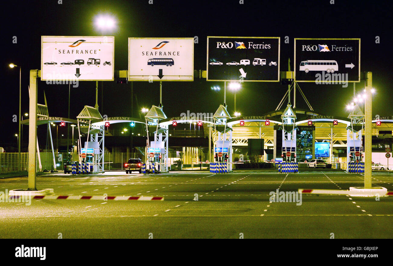 Une vue générale de l'enregistrement des véhicules de passagers au port de ferry de Calais, en France, alors que les perturbations de voyage se poursuivent jusqu'à un troisième jour après que les pêcheurs français ont blocké le port lors d'une grève sur les quotas de pêche de l'UE. Banque D'Images
