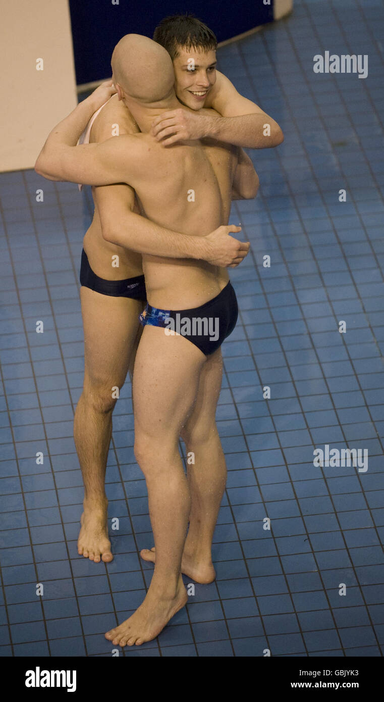 Ben Swain et Nicholas Robinson-Baker en Grande-Bretagne sur le chemin de gagner le bronze lors de la synchronisation masculine de 3 m lors de la série mondiale de plongée de la FINA à Ponds Forge, Sheffield. Banque D'Images