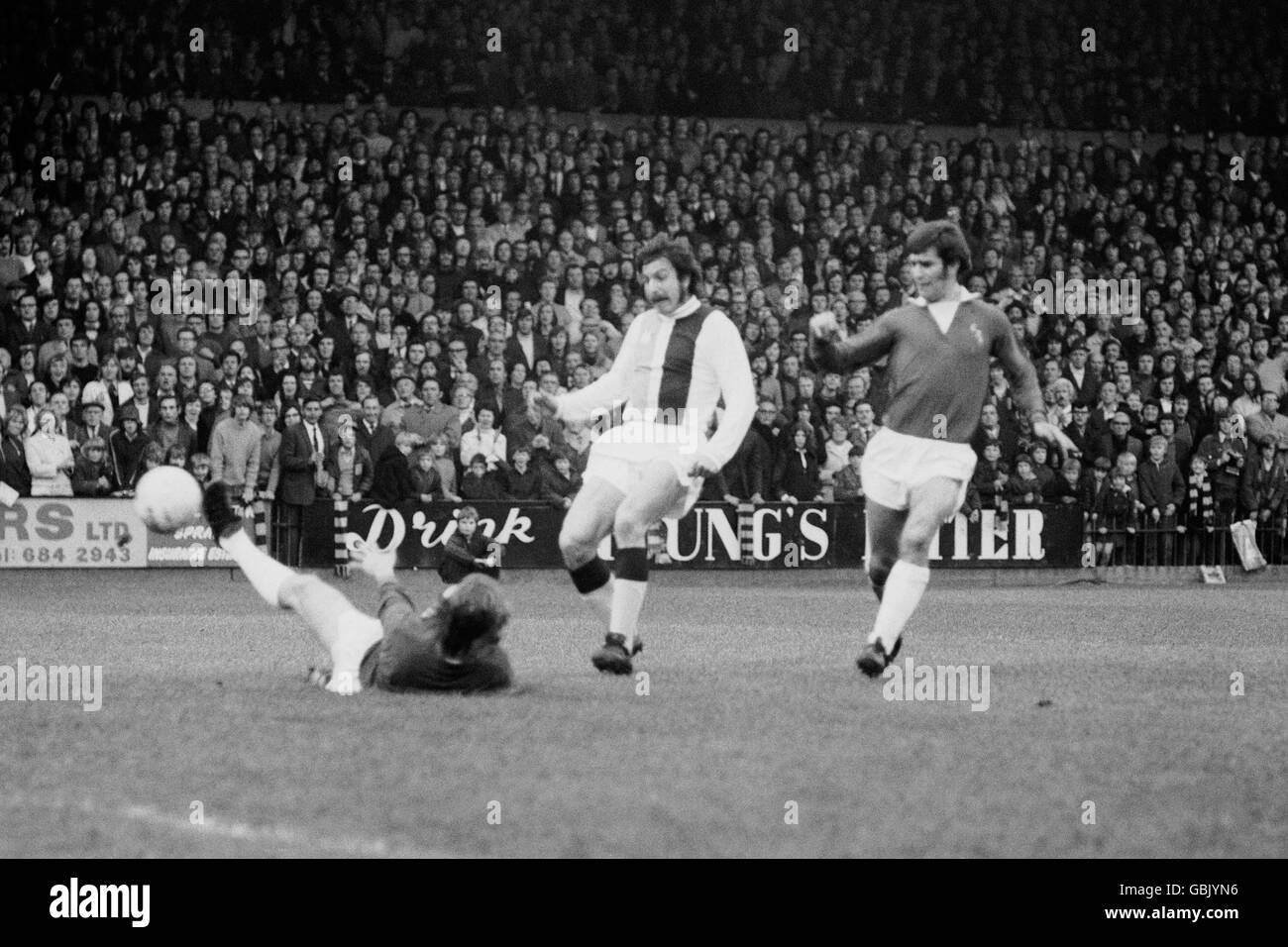 Don Rogers (c) du Crystal Palace lève le ballon au-dessus d'Everton Le gardien de but David Lawson (l) pour marquer son premier but le club sur sa première apparition Banque D'Images