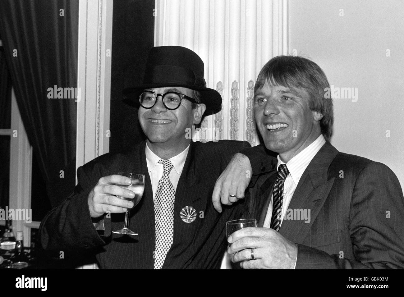 Elton John, le président de la superstar pop du Watford football Club, et  Dave Bassett, le nouveau directeur de Wimbledon, célèbrent lors d'une  réception à Londres la veille de la visite du