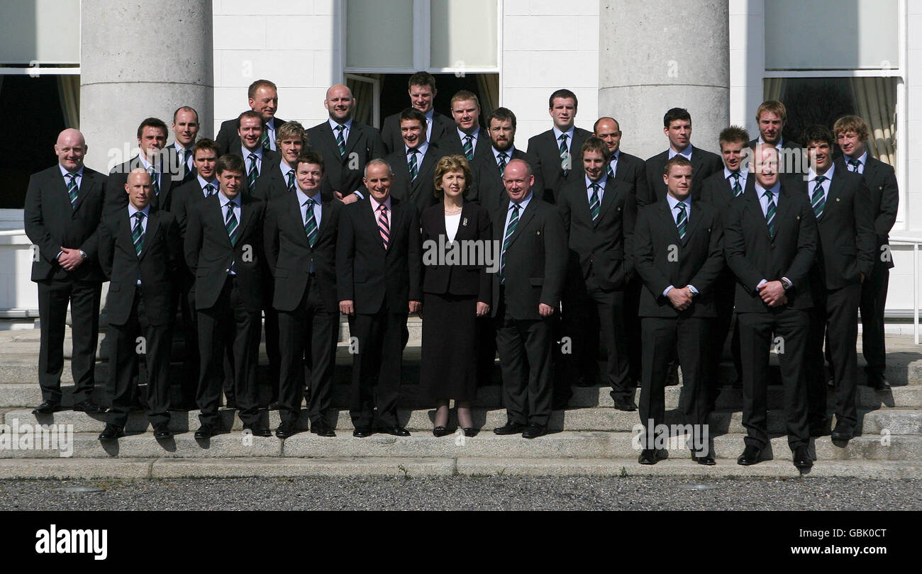 La présidente Mary McAleese et son mari Martin posent pour une photo avec l'équipe de rugby irlandaise du Grand Chelem des six Nations lors d'une réception d'État en leur honneur à Aras an Uachtarain à Dublin. Banque D'Images