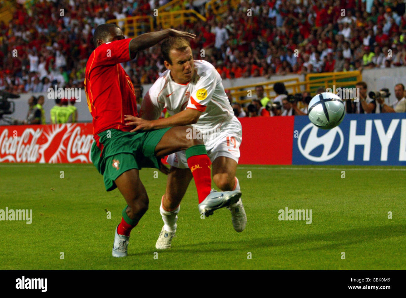 Football - Championnat d'Europe de l'UEFA 2004 - semi finale - Portugal / Hollande.Jorge Andrade du Portugal et Arjen Robben des pays-Bas se battent pour le ballon Banque D'Images