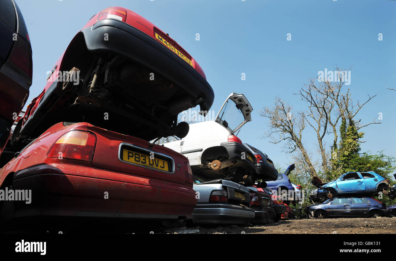 Un aperçu général des démonteurs de véhicules Dursley Autos à Dursley, Gloucestershire, avant le budget de mercredi. Banque D'Images