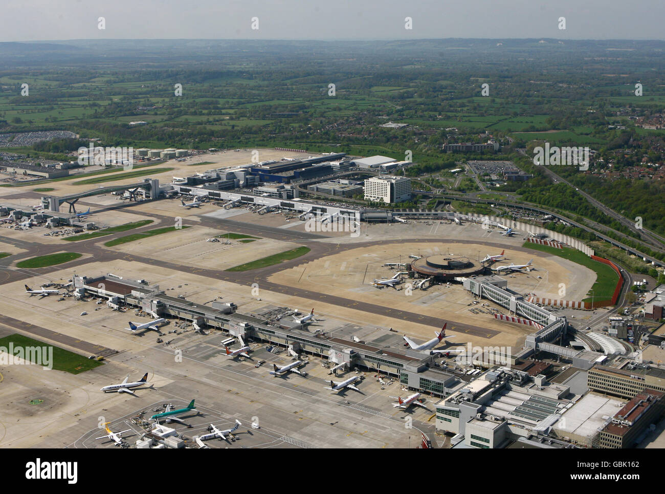 Vue générale depuis le sud de l'aéroport de Gatwick, Crawley, West Sussex. Banque D'Images