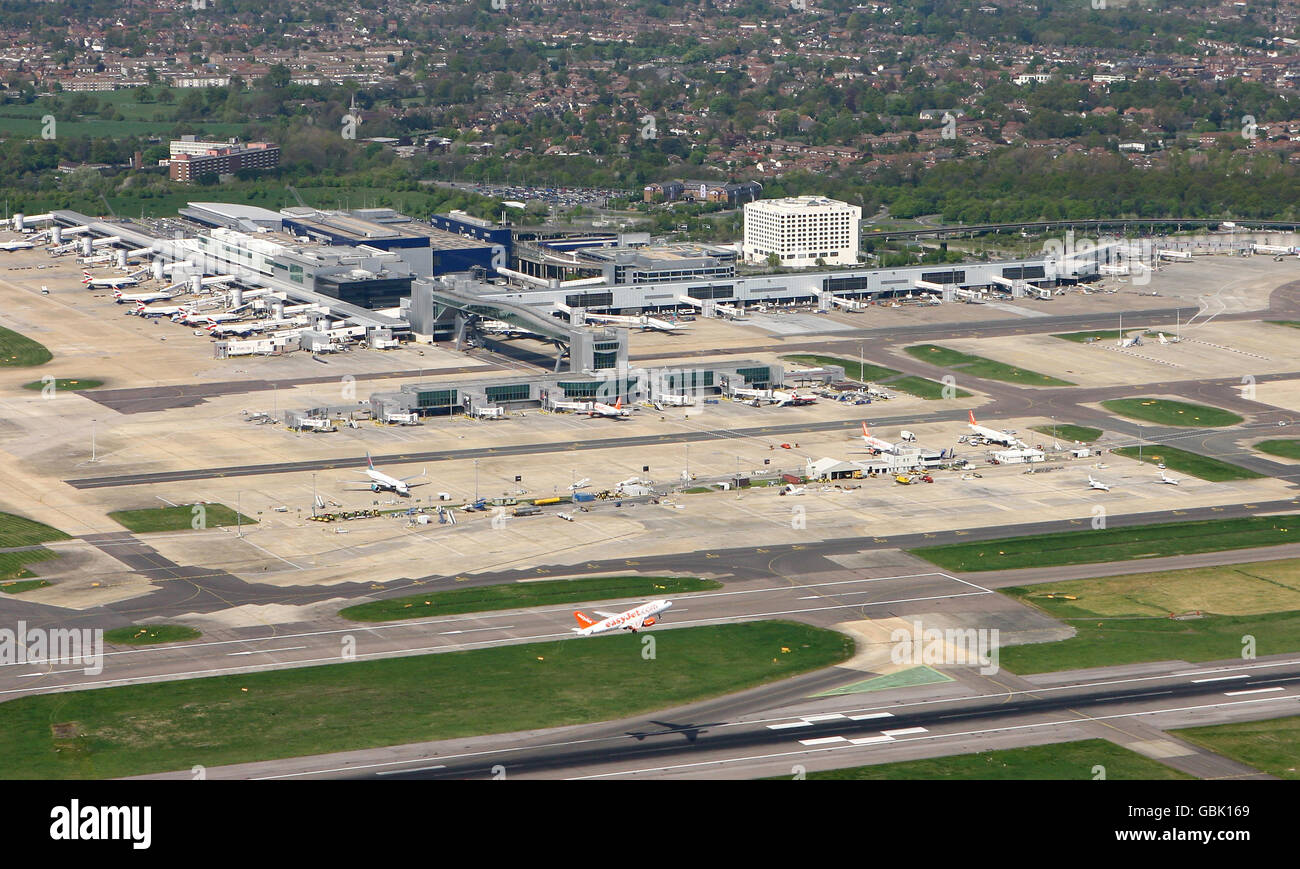 Vue générale depuis le sud du terminal nord de l'aéroport de Gatwick, Crawley, West Sussex. Banque D'Images
