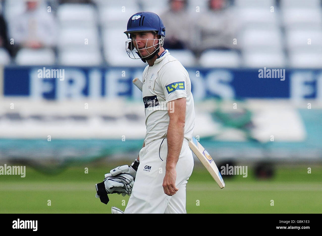 Michael Vaughan, du Yorkshire, quitte les champs après avoir été pris derrière le bowling de Steve Harmison lors du match de championnat du comté de Victoria à Liverpool à Chester le Street, Durham. Banque D'Images