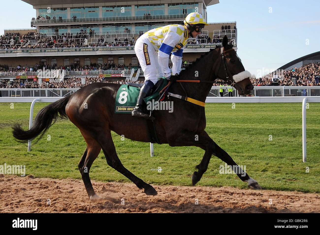 Courses hippiques - la grande rencontre nationale de John Smith en 2009 - troisième jour - Hippodrome d'Aintree.Jockey Philip Kinsella sur le tot O'Whiskey avant le Handicap Chase de John Smith Banque D'Images