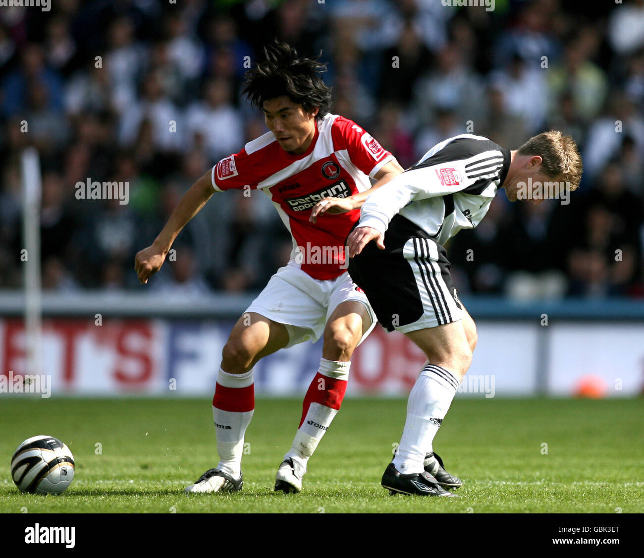 Kris Commons du comté de Derby (à droite) et Zheng Zhi de Charlton Athletic se battent pour le ballon lors du match de championnat Coca-Cola au Pride Park, Derby. Banque D'Images