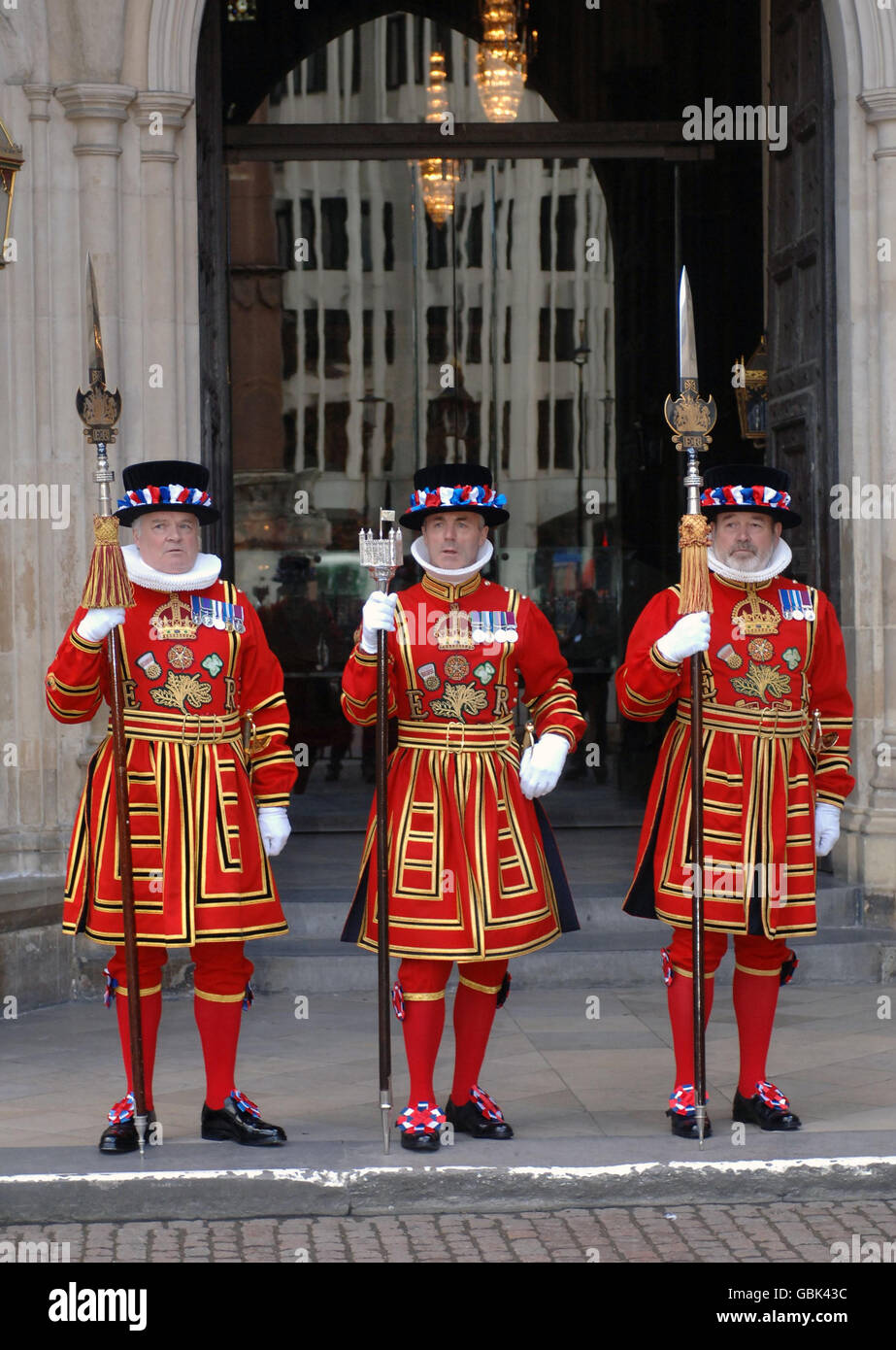 Les gardes de Yeoman se tiennent à l'entrée de l'abbaye de Westminster  après l'arrivée de la Reine pour un service commémorant le 500e  anniversaire du fondateur de la garde du corps de