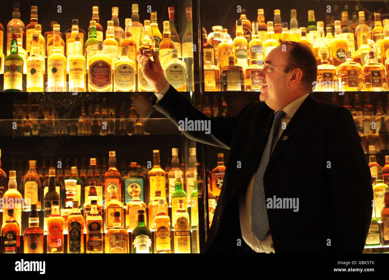 Le premier ministre écossais Alex Salmond s'occupe de la nouvelle visite de 3 m de l'expérience Scotch Whisky à Édimbourg, après l'ouverture officielle de l'attraction. Banque D'Images