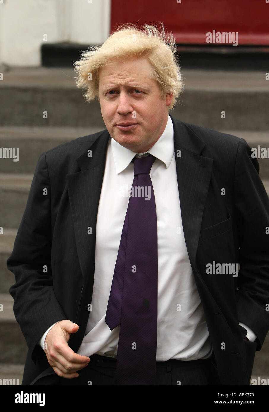 Le maire de Londres Boris Johnson s'adresse aux médias à l'extérieur de son domicile à Islington, dans le nord de Londres, après que le premier officier de lutte contre le terrorisme britannique, le commissaire adjoint Bob Quick, a démissionné suite à son bourré de sécurité qui a menacé une opération anti-terroriste majeure. Banque D'Images