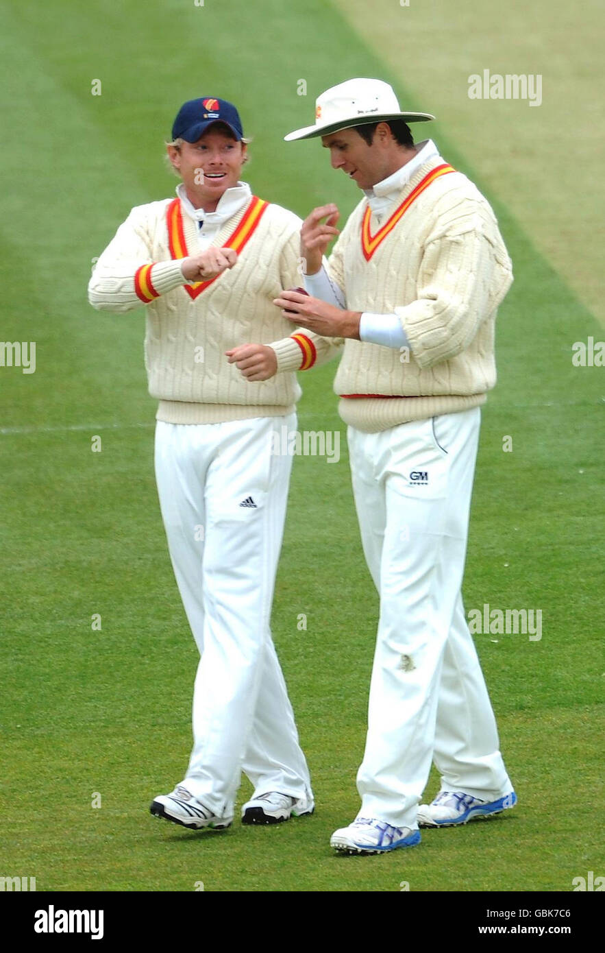 Michael Vaughan, du MCC (à droite), parle avec Ian Bell lors du match du Champion County à Lords, Londres. Banque D'Images