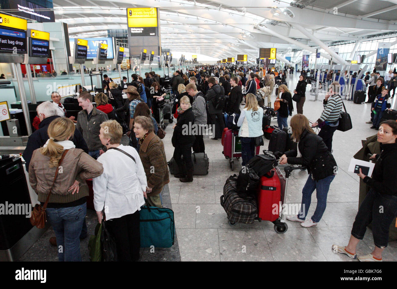 Les passagers s'enregistrer au terminal 5 de l'aéroport Heathrow de Londres lorsqu'ils s'éloignent pour les vacances de Pâques. Banque D'Images