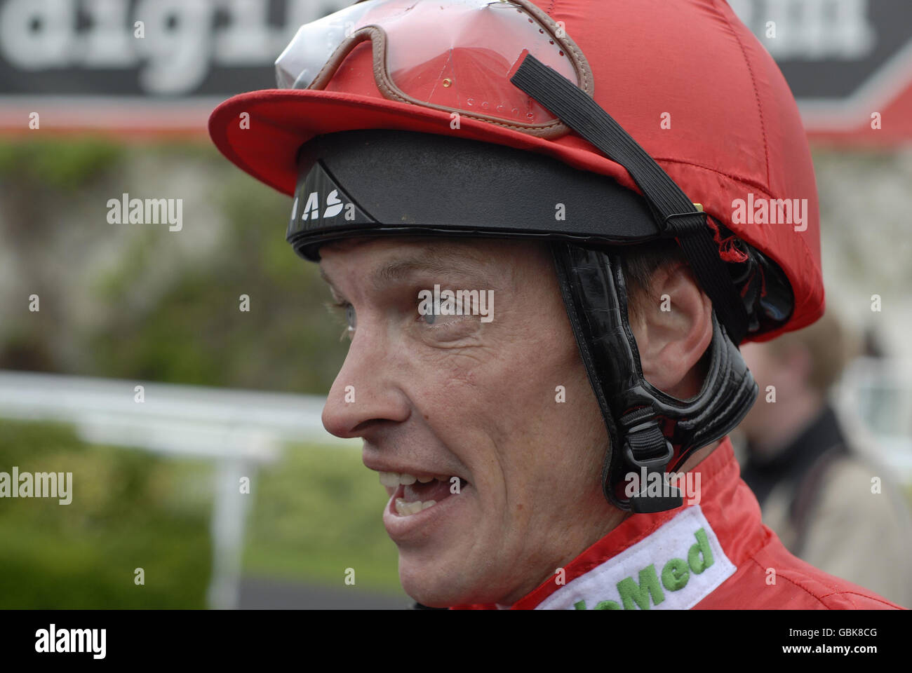 Un Richard Hughes ravi après la victoire sur Pure Poetry dans les Oddschecker.com piquets de Pâques pendant la journée de Pâques et de Masaka Stakes oddschecker.com à l'hippodrome de Kempton Park. Banque D'Images